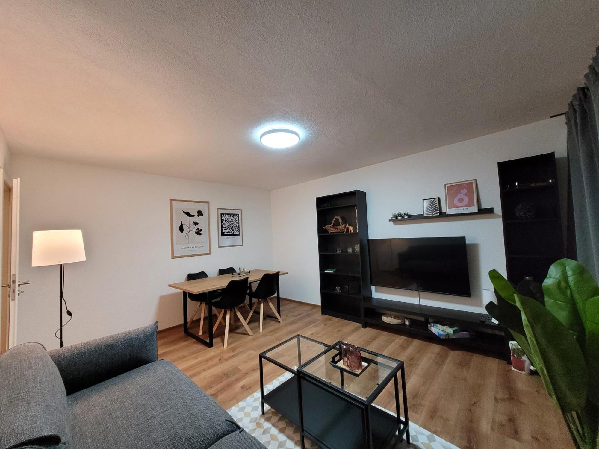 Living Flat, Eine Wohnung Mit Zwei Schlafzimmern Und Balkon Schorndorf  Buitenkant foto